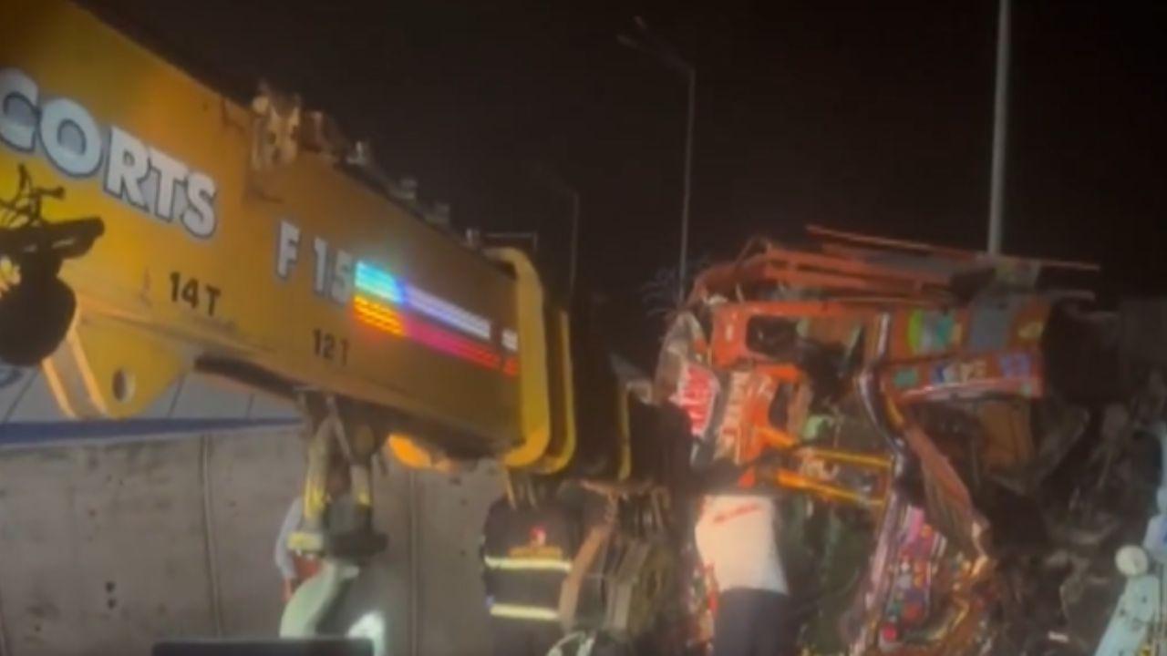 Two killed in early morning collision on Pune–Mumbai Expressway near Khalapur Damaged vehicles after a fatal crash on the Pune–Mumbai Expressway near Khalapur. (Pic/Screengrab from X)